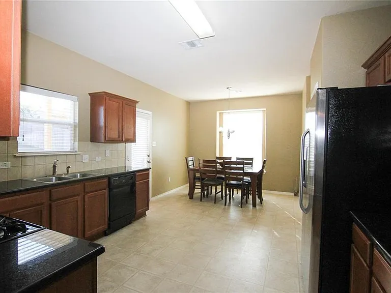 2705 Overton St — Photo 6