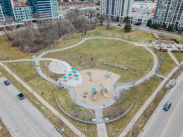 7950 Bathurst St #1424 — Photo 36