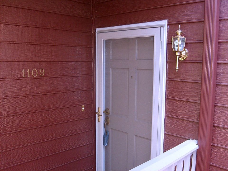 Stepless entry to front door of great condo in desirable complex-Heritage Oaks