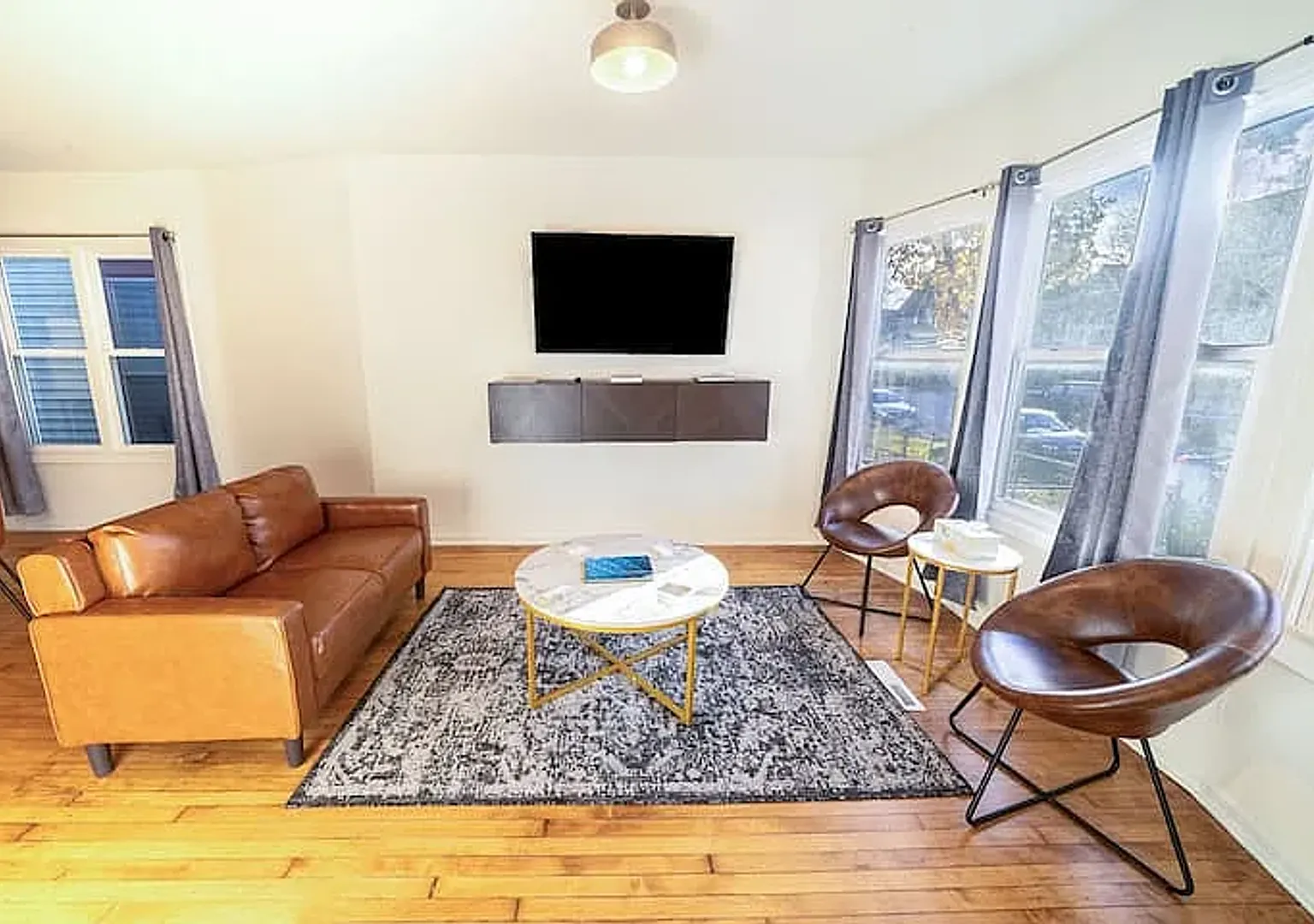 Spacious 4 Bedroom Home with Finished Attic in Brewer's Hill — Photo 3
