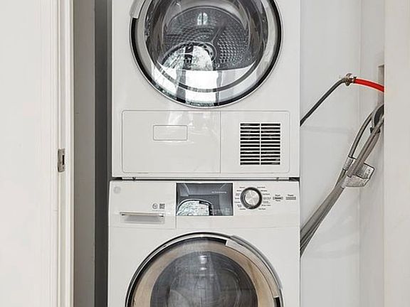 5th image of 225 E 19th St #205