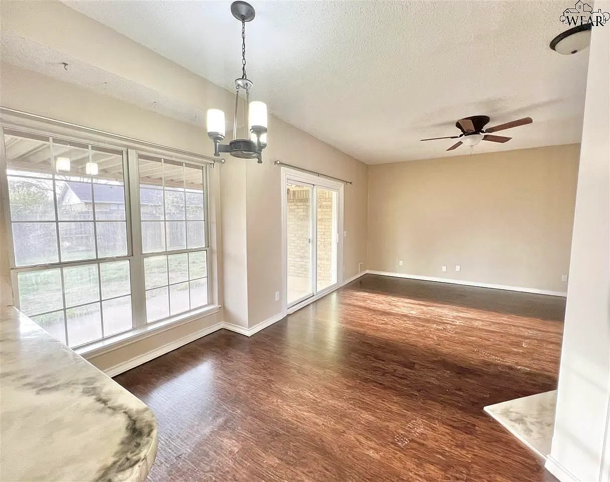 3 bed, 2.0 bath, 1193 sqft, $1,795 — Photo 3
