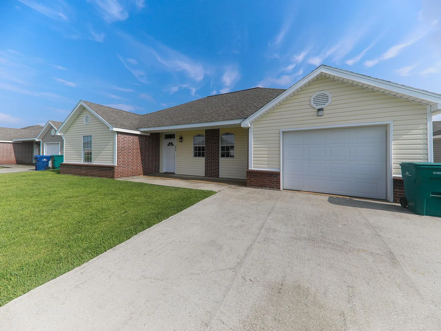 3 bed, 1800 sqft, $1,600 — Photo 1