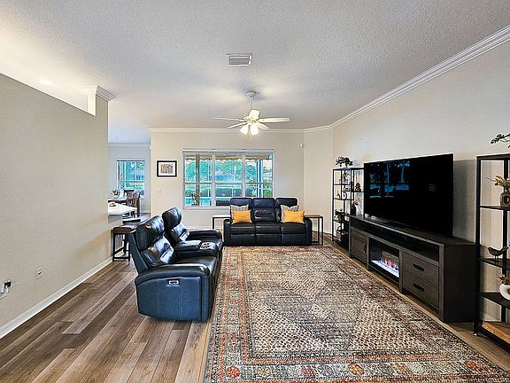 5th image of 4 Lakeside Pl E