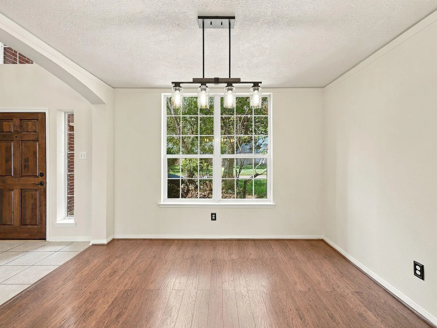 5 bed, 2.5 bath, 2437 sqft, $2,500 — Photo 3