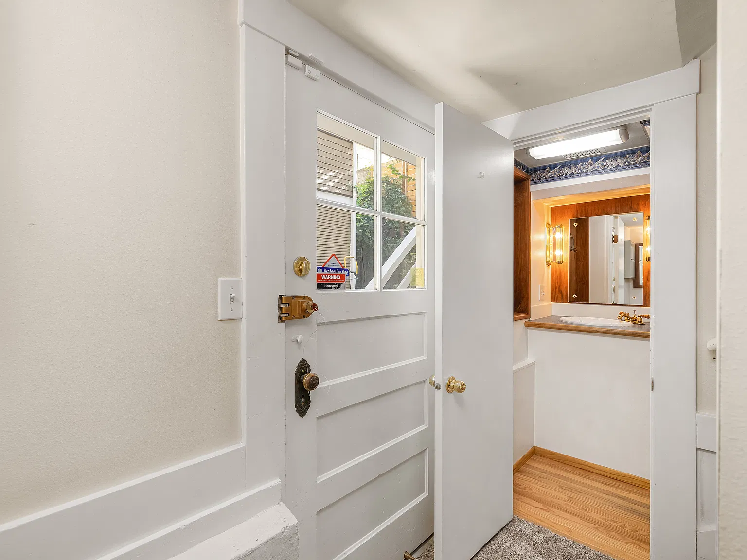 1 bed, 1.5 bath, 915 sqft, $1,300 — Photo 4