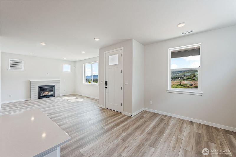 5th image of 2153 Maple Street
