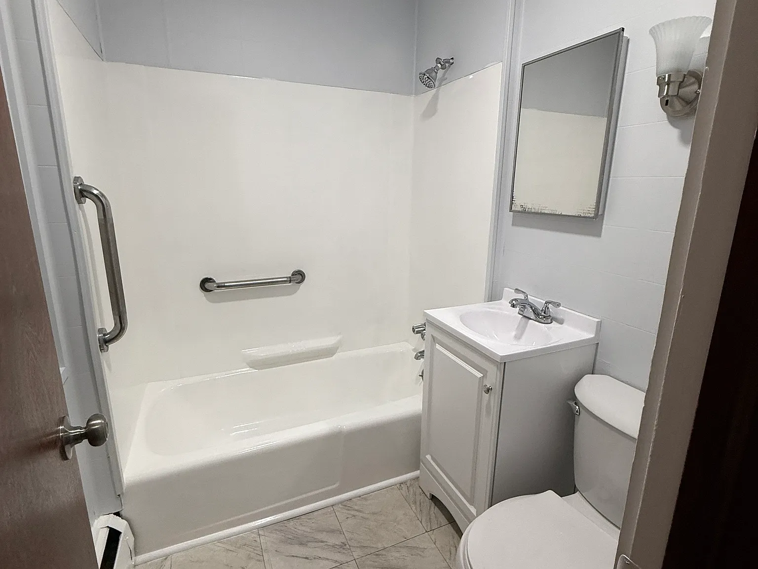 2 bed, 1.0 bath, 3120 sqft, $1,700 — Photo 4