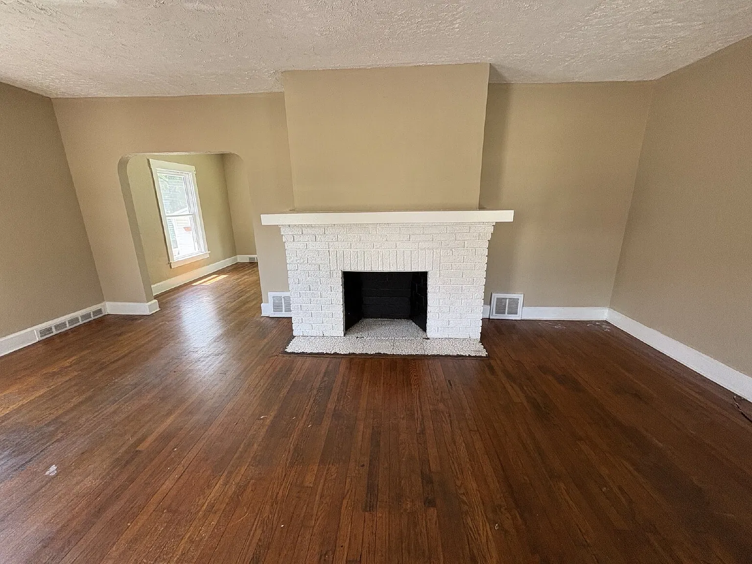 3 bed, 1.5 bath, 1352 sqft, $1,495 — Photo 4