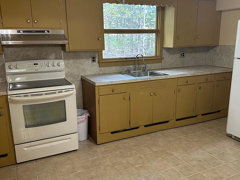 47 Ridgewood Dr — Photo 2