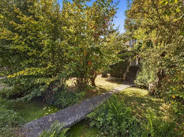 242 N Boyne St, New Westminster, BC V3M 5J8