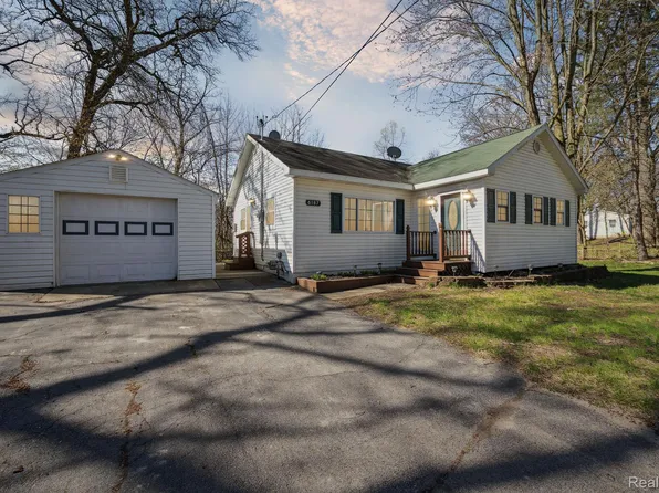 6187 Three Lakes Dr, Brighton, MI 48116