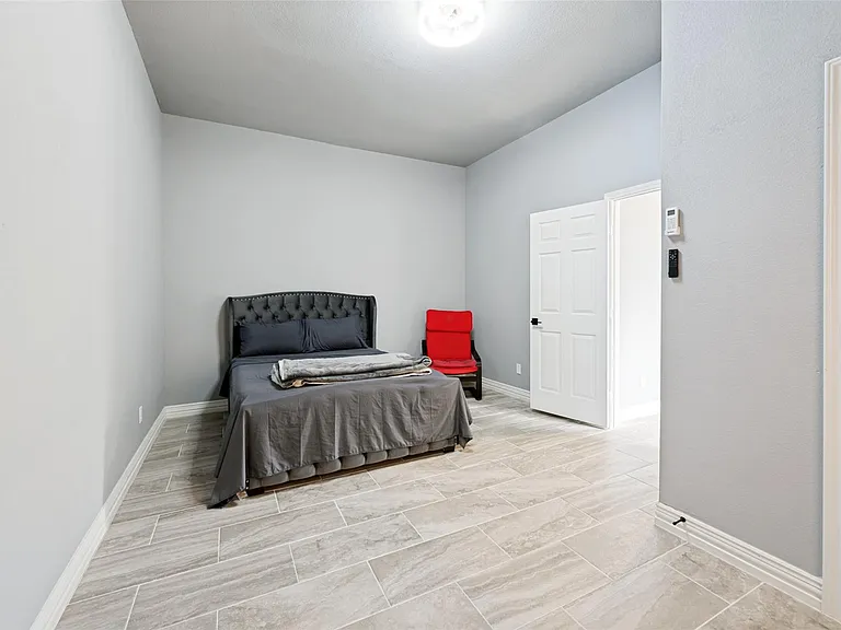 818 Riviera Dr — Photo 4