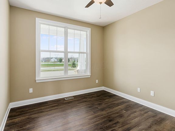 5th image of 857 Admiral Dr