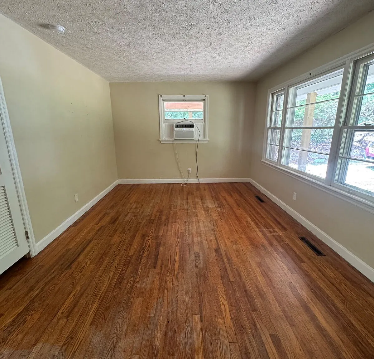3 bed, 1.0 bath, 978 sqft, $1,750 — Photo 4