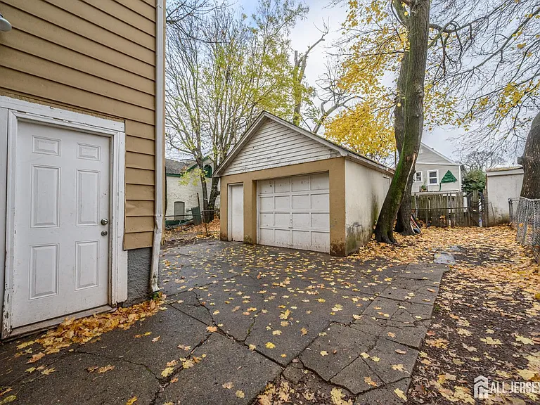 377 Delavan St #3 — Photo 9