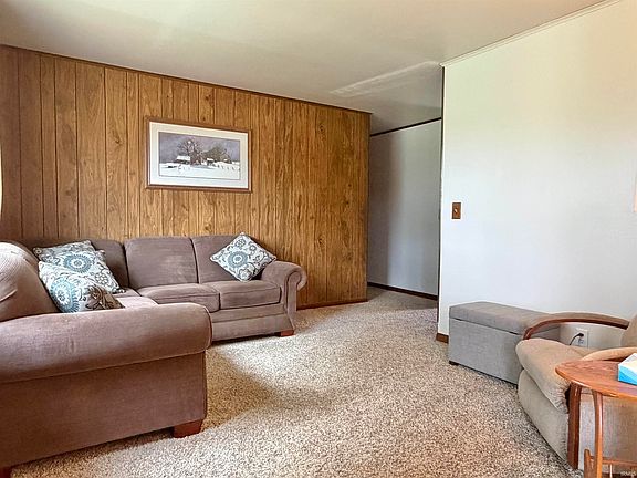 4th image of 2062 S Holiday Dr