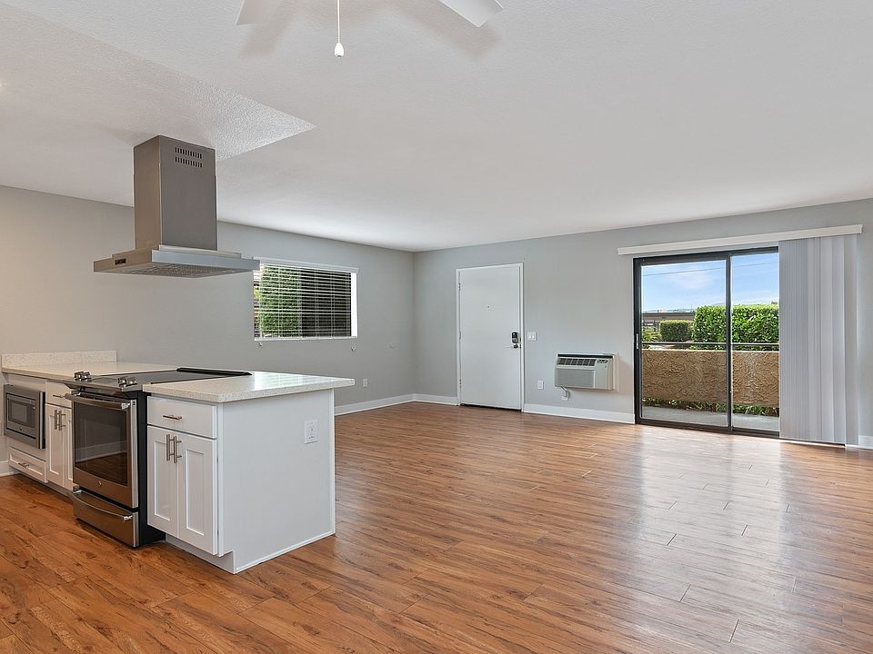 Dining room adjacent to the kitchen