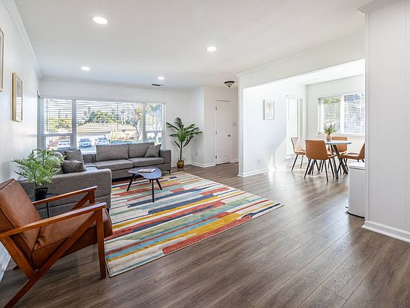 Living Room/Dining Area