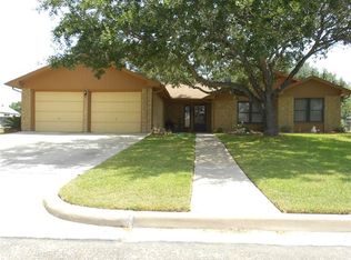 108 Meadow Creek Dr, Schulenburg, TX 78956