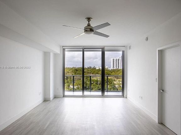 3rd image of 16385 Biscayne Blvd Unit 403