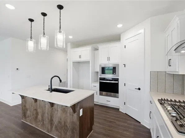 1820 Woodward Cir, Raymore, MO 64083