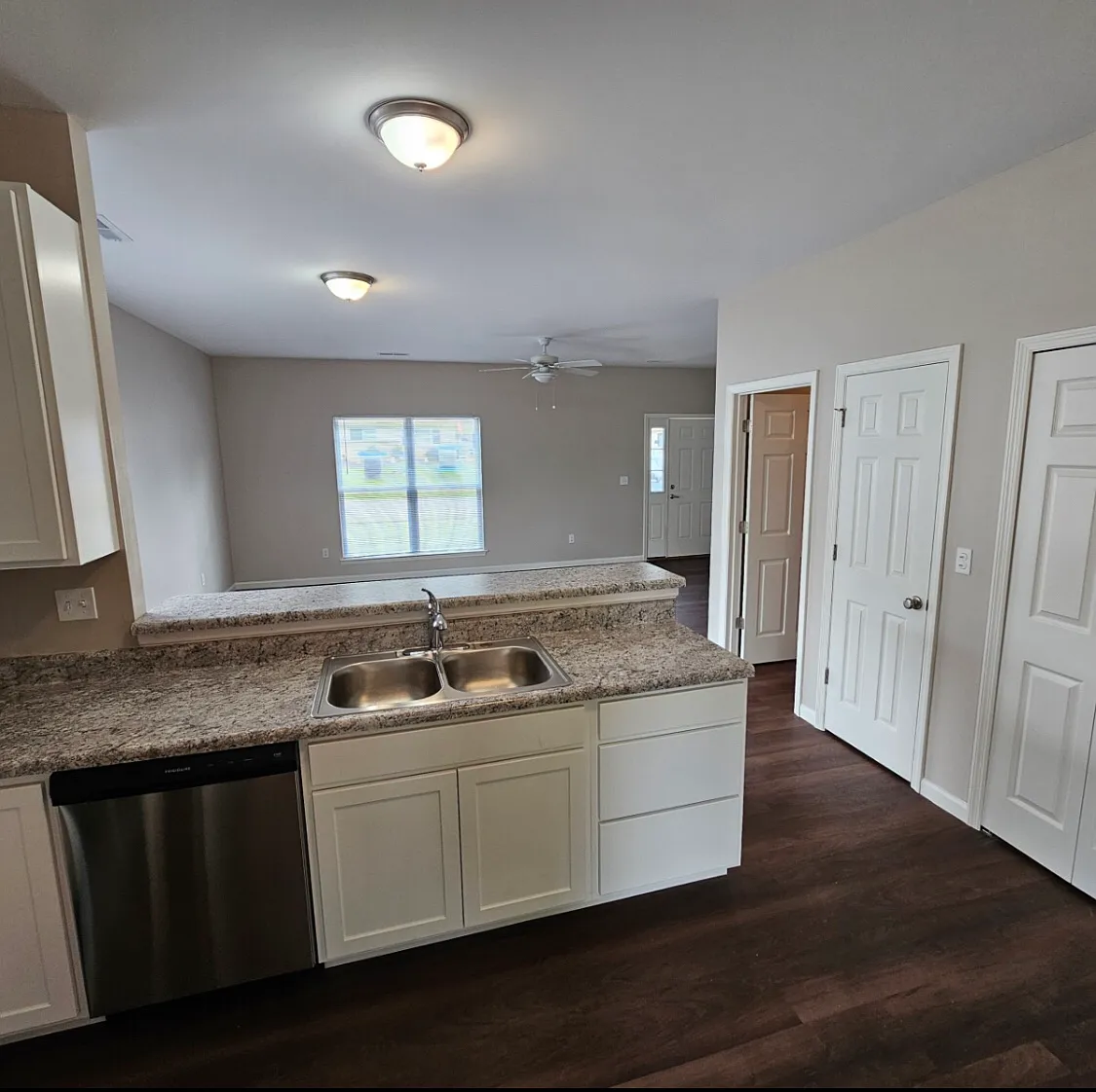 1420 Swallow Ln — Photo 3