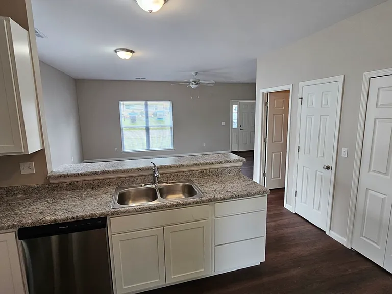 1420 Swallow Ln — Photo 3