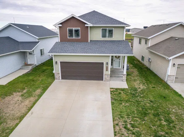 1074 Highland Ln W, West Fargo, ND 58078