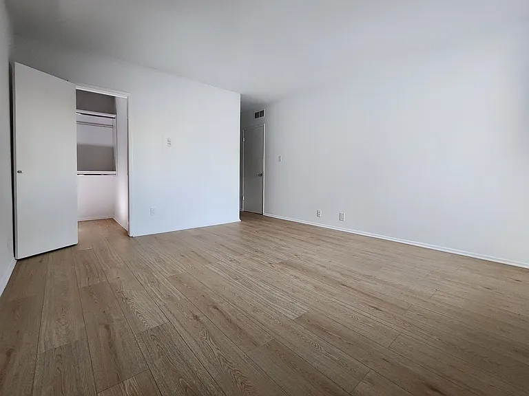 12340 Rochester Ave — Photo 23