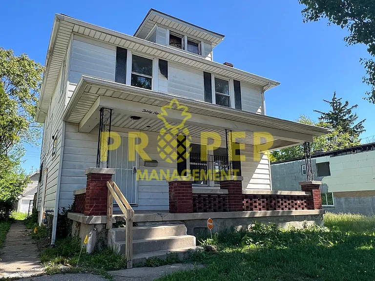 39 E Maplewood Ave — Photo 1