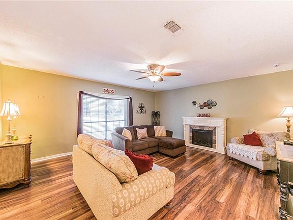 3rd image of 215 Stefanie St