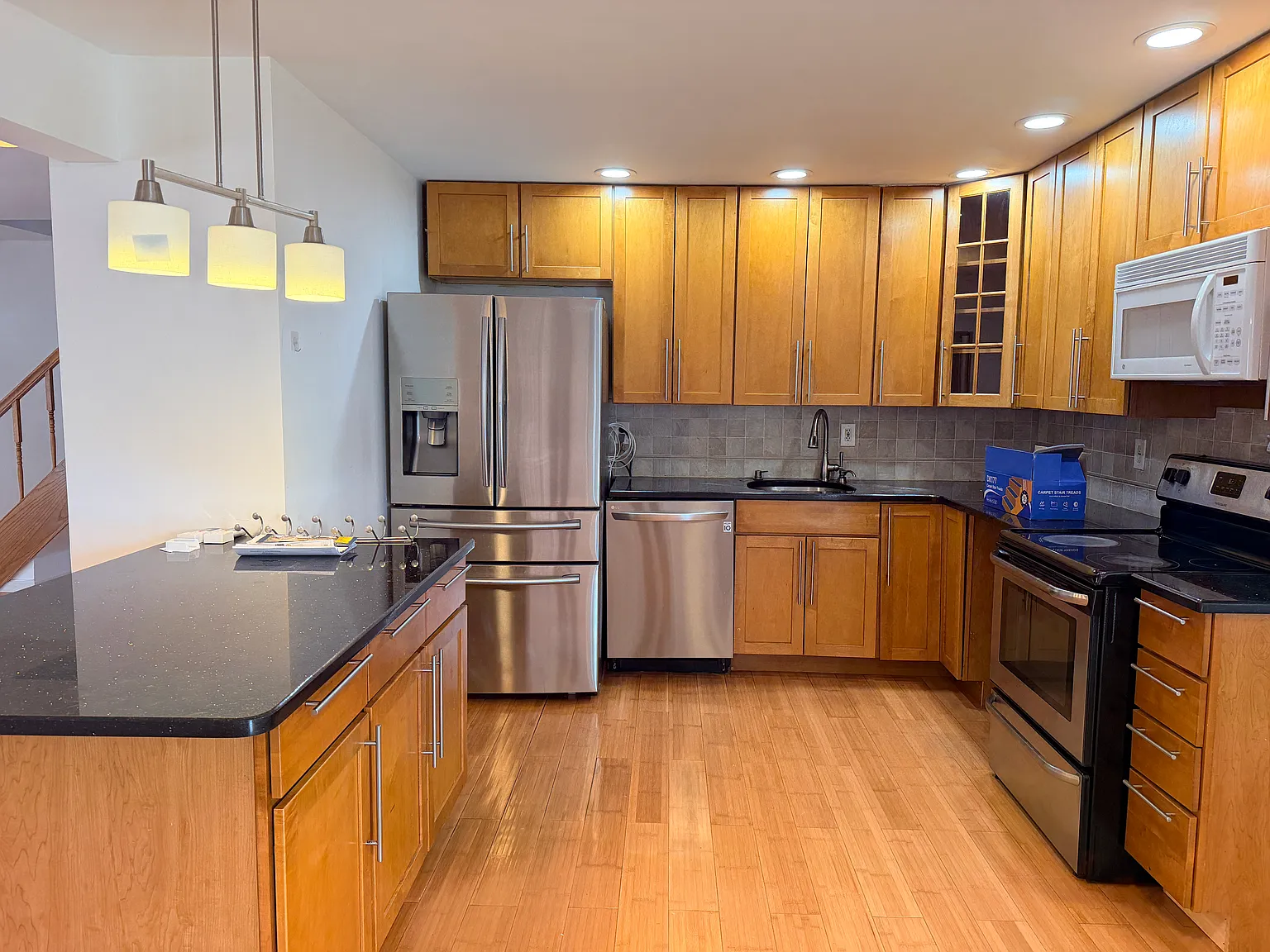 4 bed, 1636 sqft, $4,650 — Photo 3