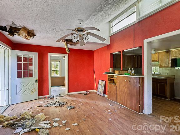 4th image of 225 Hackett St