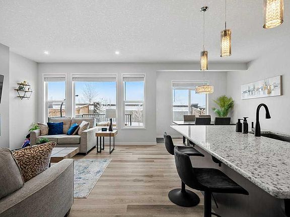 3rd image of 102 S Creekside Way SW