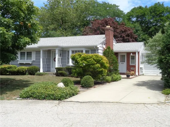 6 Ridgewood Dr, Rumford, RI 02916