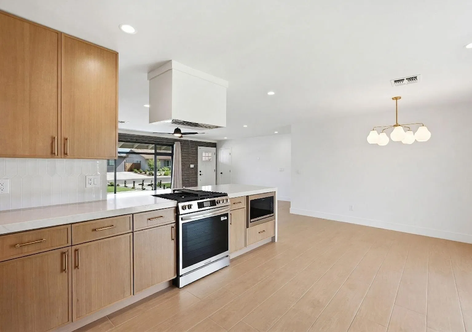 3 bed, 2.0 bath, 1850 sqft, $4,250 — Photo 4