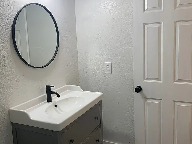 4900 Dover Cir — Photo 1