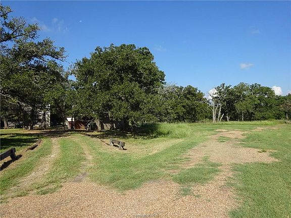3rd image of 207 Cowboys Dr