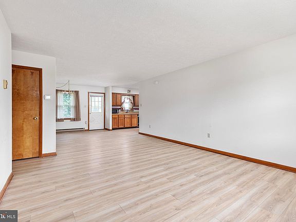 4th image of 218 Somerset Dr