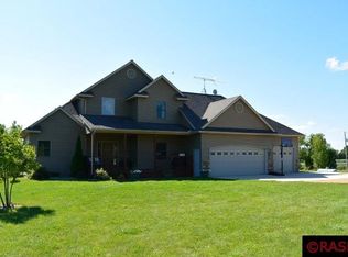42821 221st Ave, Le Center, MN 56057
