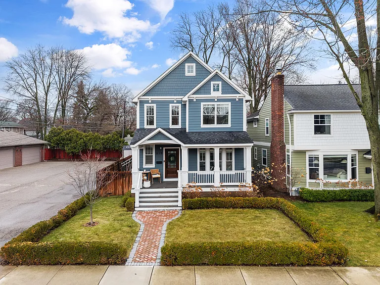 819 Irving Ave — Photo 2