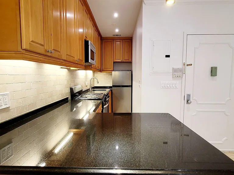 455 W 50th St #300 — Photo 10
