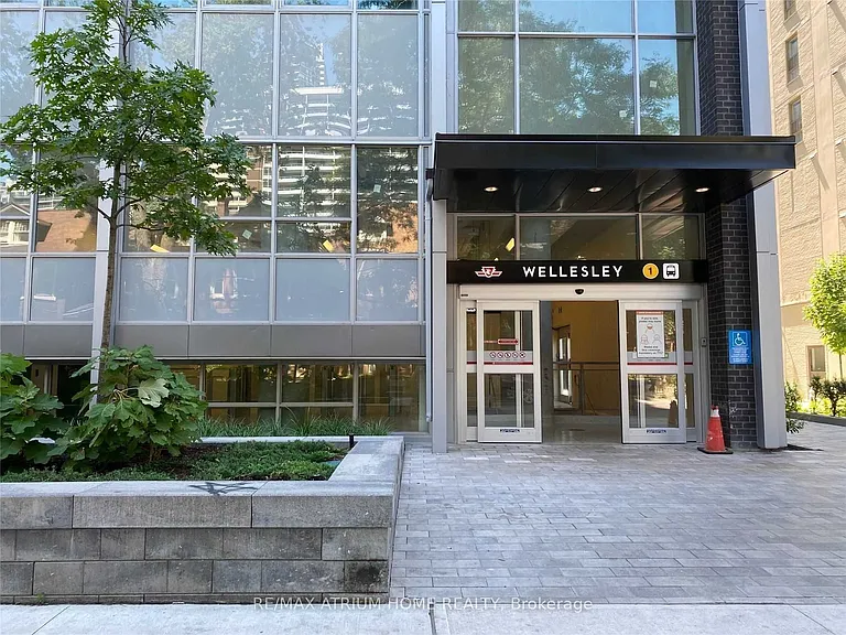 17 Dundonald St #806 — Photo 3