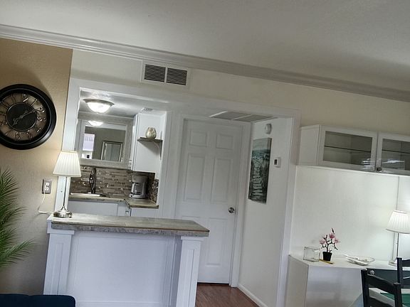 4th image of 131 Water Front Front 270