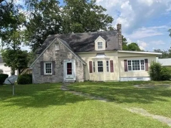 1002 Iona St, Fairmont, NC 28340