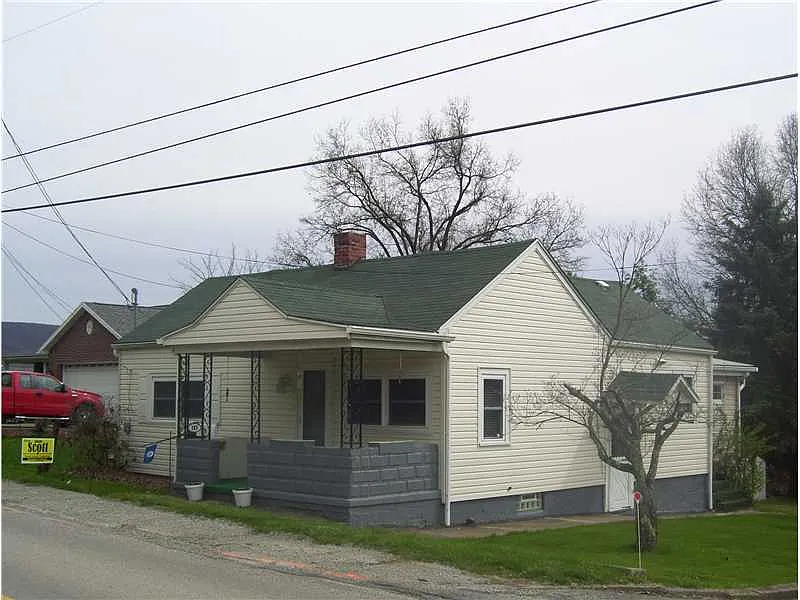 389 Derrick Ave photo 1