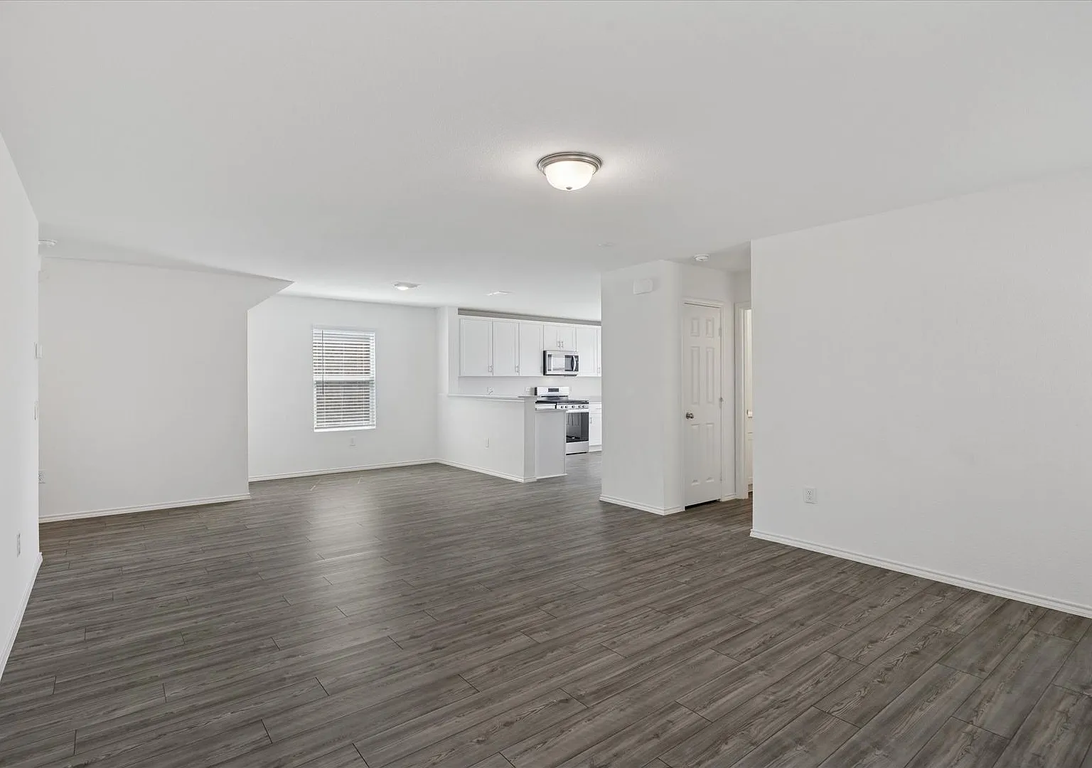 Gorgeous 4 bedroom — Photo 4