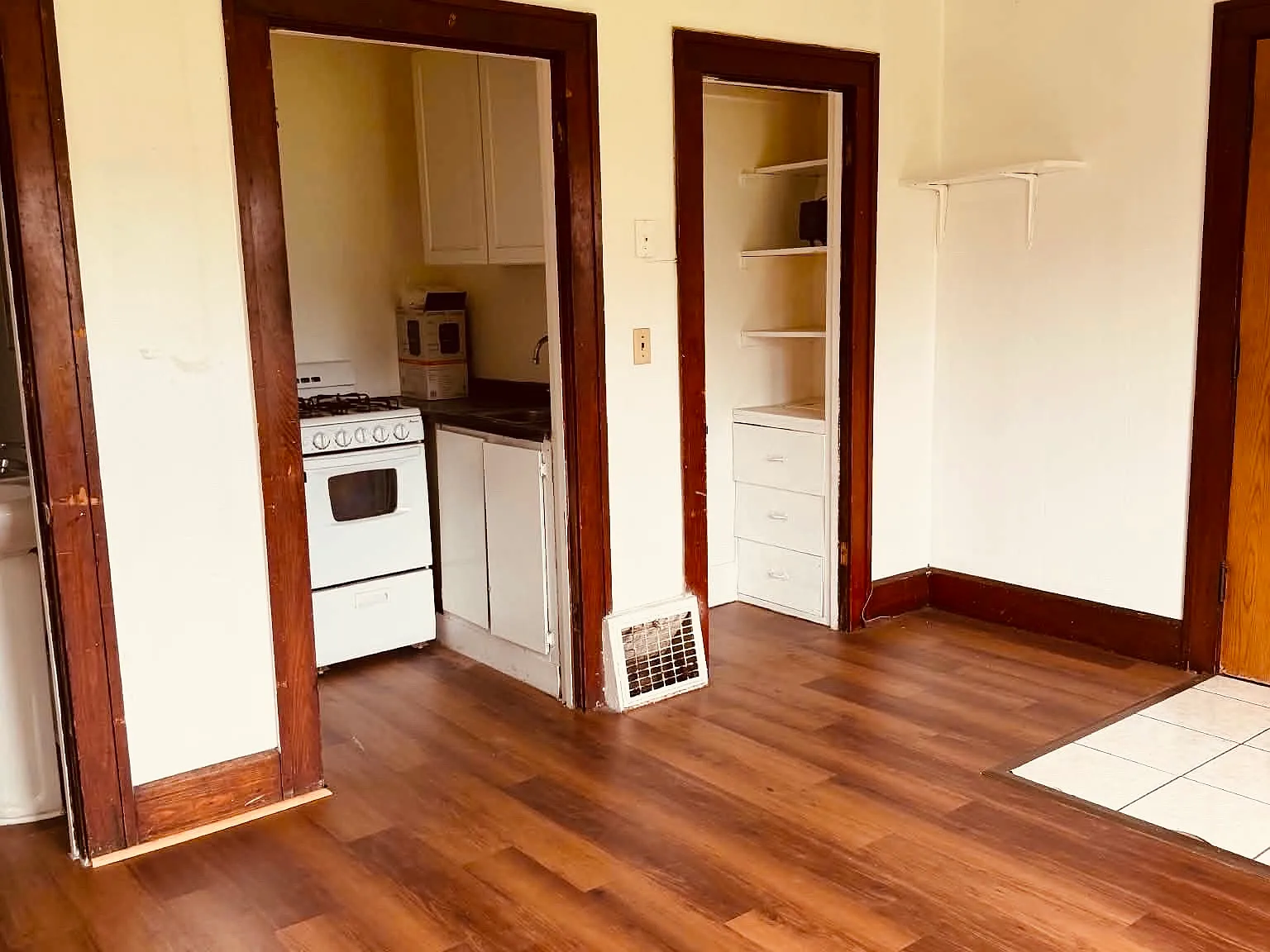Studio, 400 sqft, $799 — Photo 2