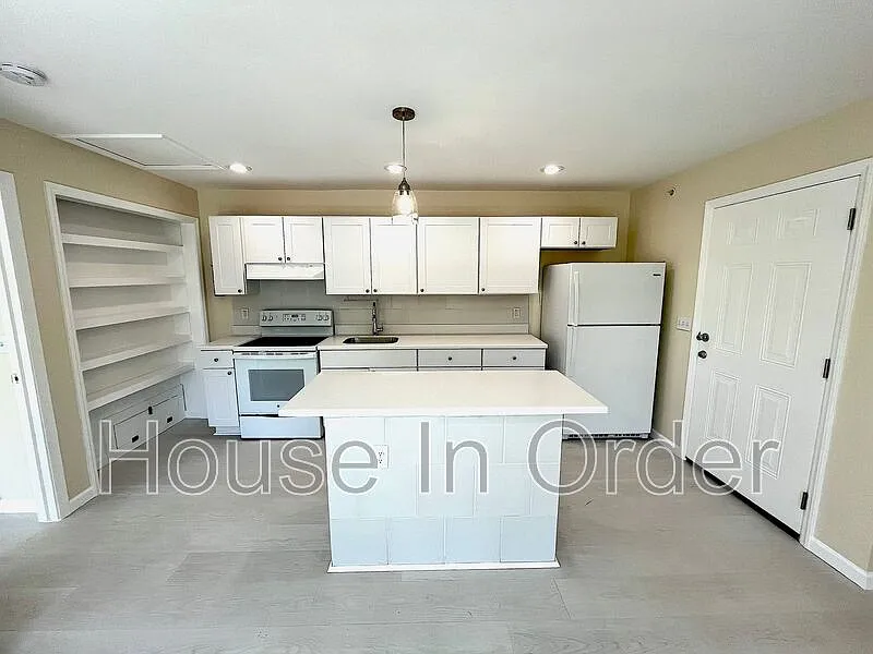 1 bed, 1.0 bath, $1,295 — Photo 3
